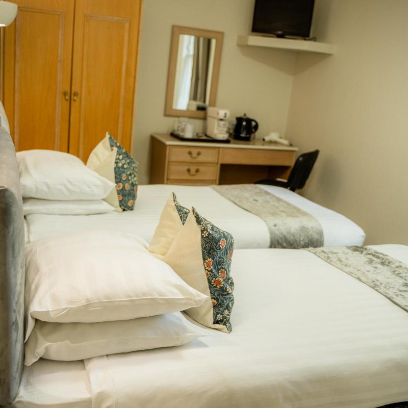 Twin Room image 3