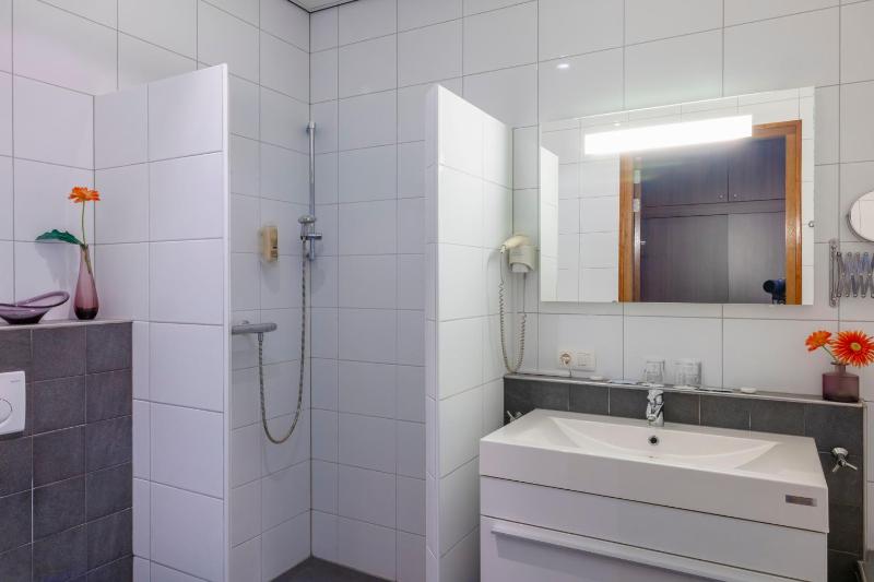 Deluxe Twin Room image 1