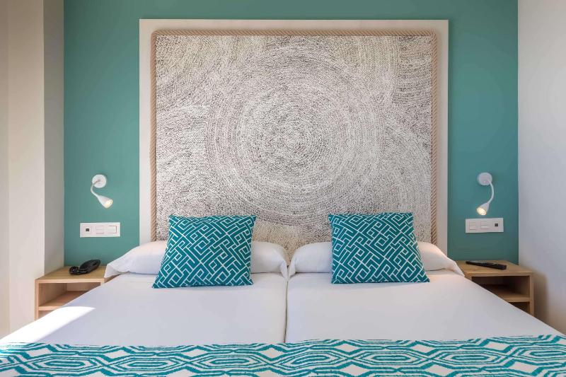 Double Room with Sea View image 4