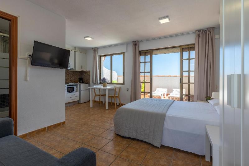 Studio with Sea View image 3