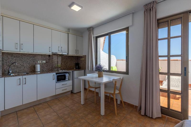Studio with Sea View image 4