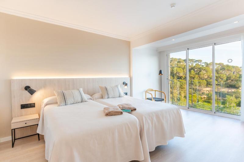 Superior Twin Room with Sea View image 4