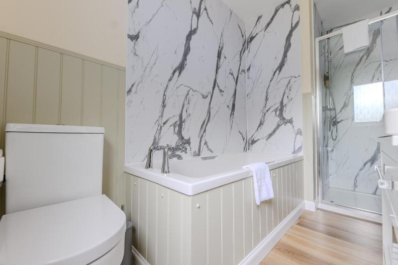 Standard Double Room with Lake View image 3