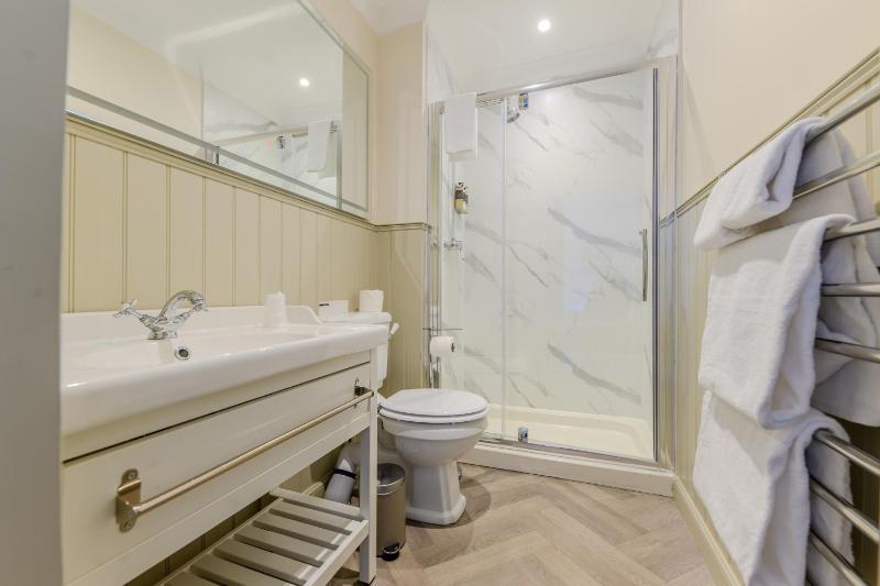 Standard Twin Room with Lake View image 3