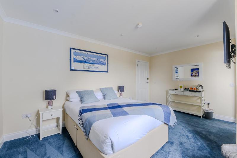 Double Room with Balcony image 3