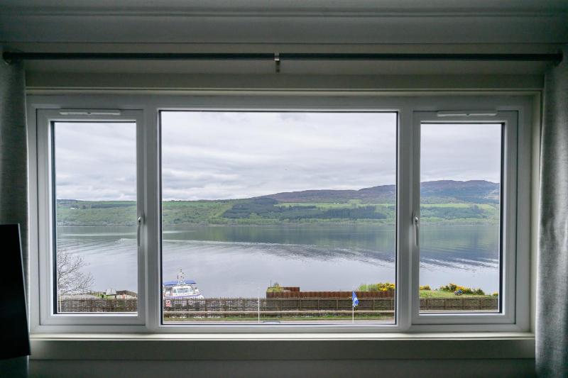 Standard Twin Room with Lake View image 4