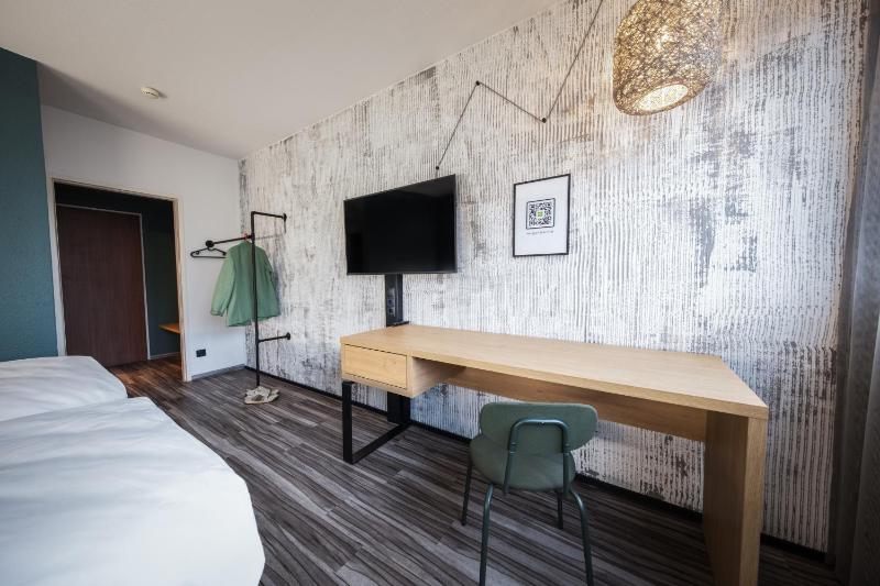 Standard Twin Room image 4