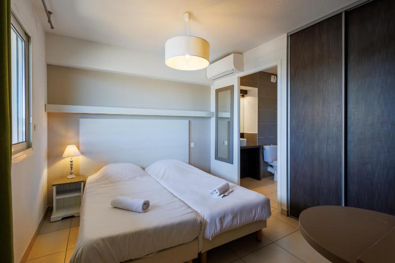 Two-Bedroom Apartment with Garrigue View image 3