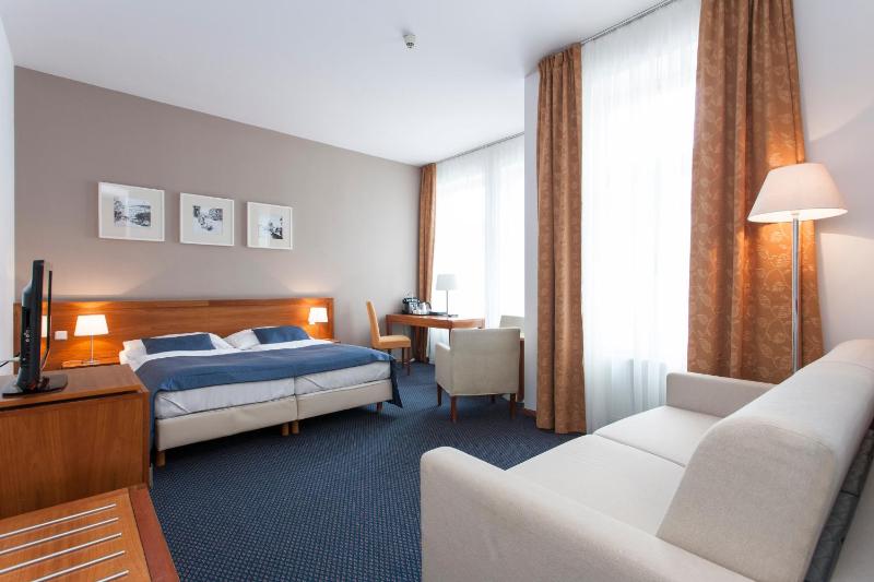 Deluxe Double or Twin Room image 4