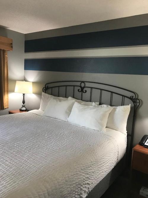 Standard King Room image 1