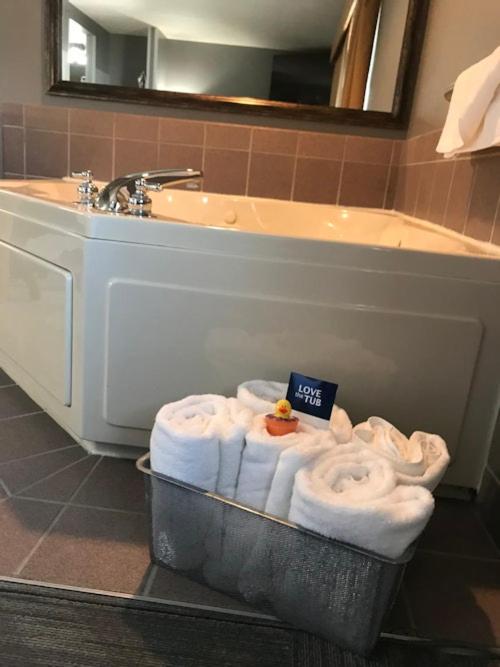 King Room with Spa Bath image 4