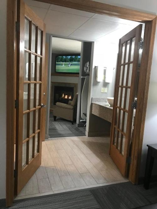 King Room with Spa Bath image 3