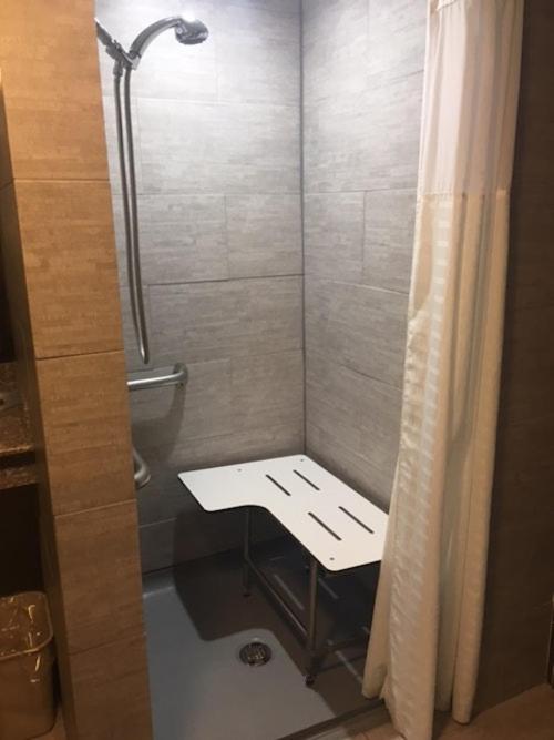 Queen Room - Disability Access image 3