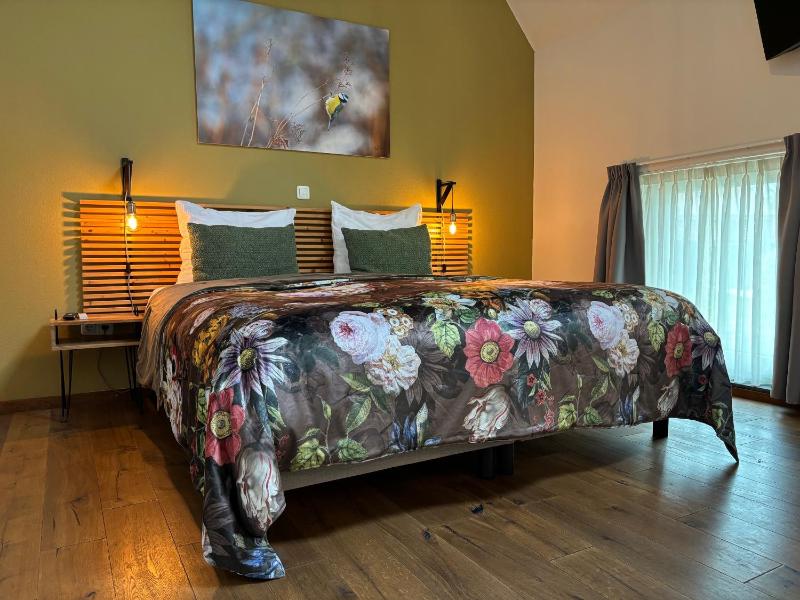 Deluxe Double Room image 3