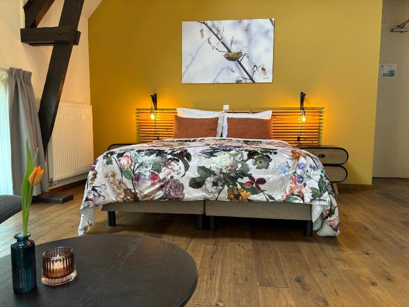 Deluxe Double Room image 2