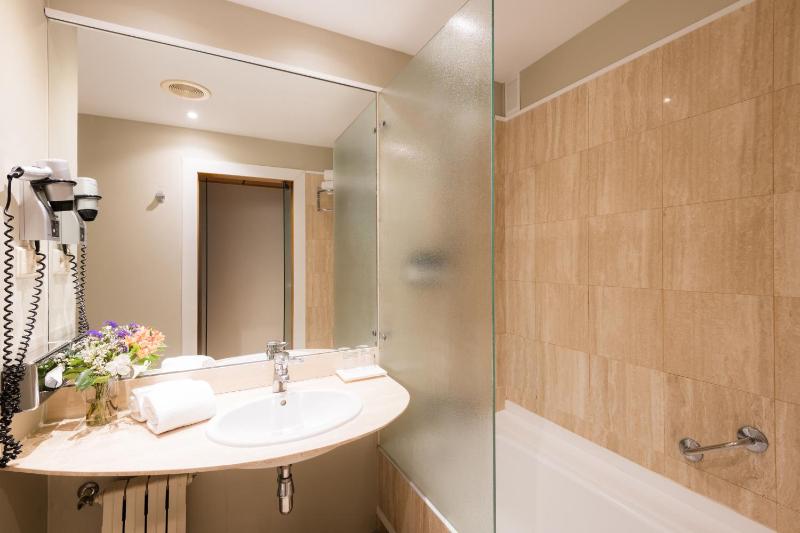 Standard Twin Room image 2