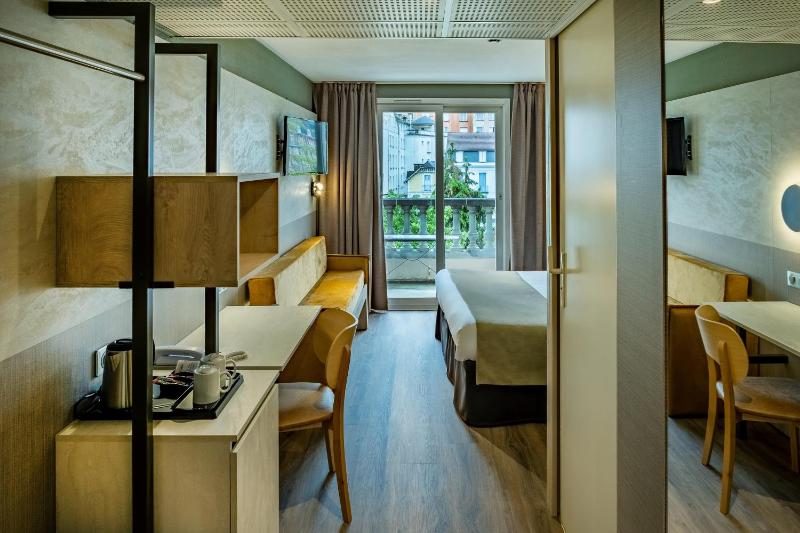 Superior Double or Twin Room with Balcony image 2