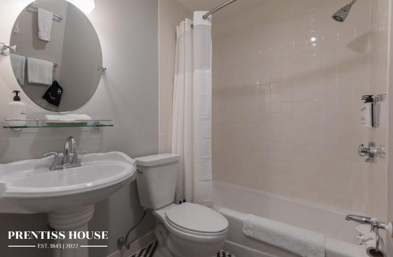Deluxe Suite image 2