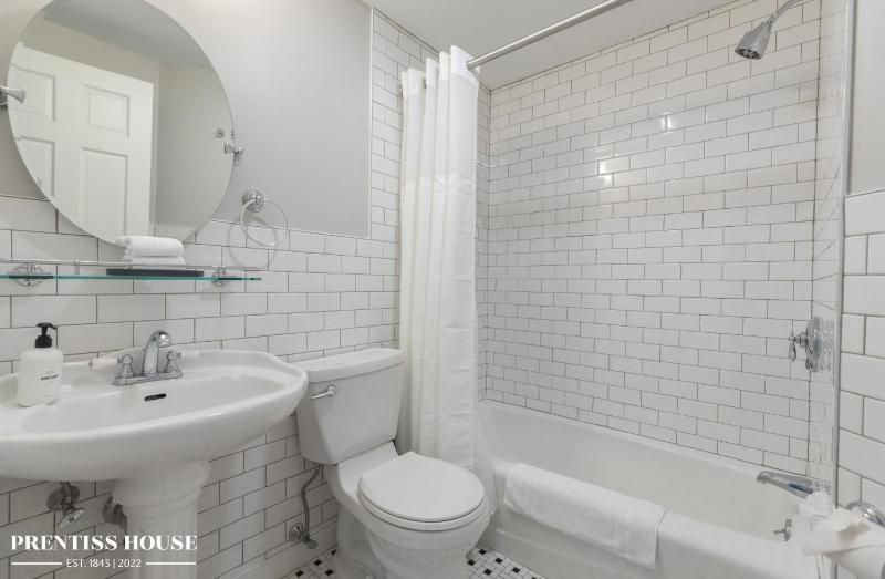 Queen Suite image 2