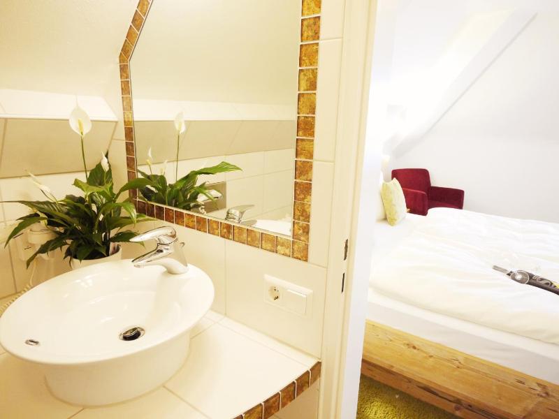 Classic Double Room image 4