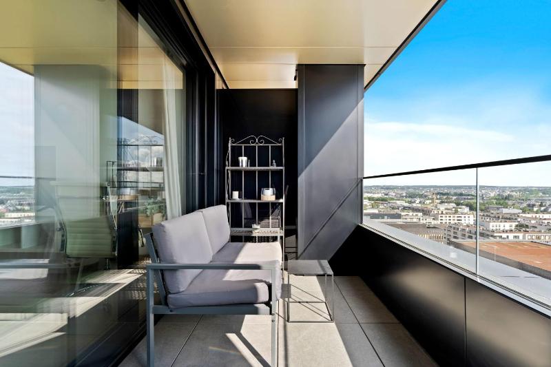 Luxurious City Retreat Balcony & Pool Access - image 3