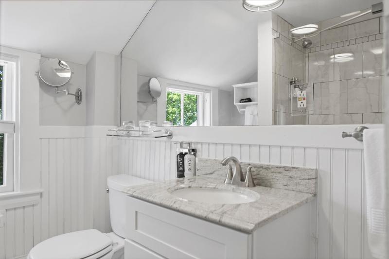 Deluxe King Suite image 4
