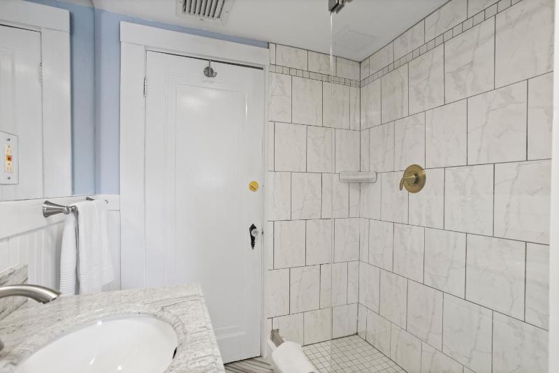 Deluxe King Suite image 3