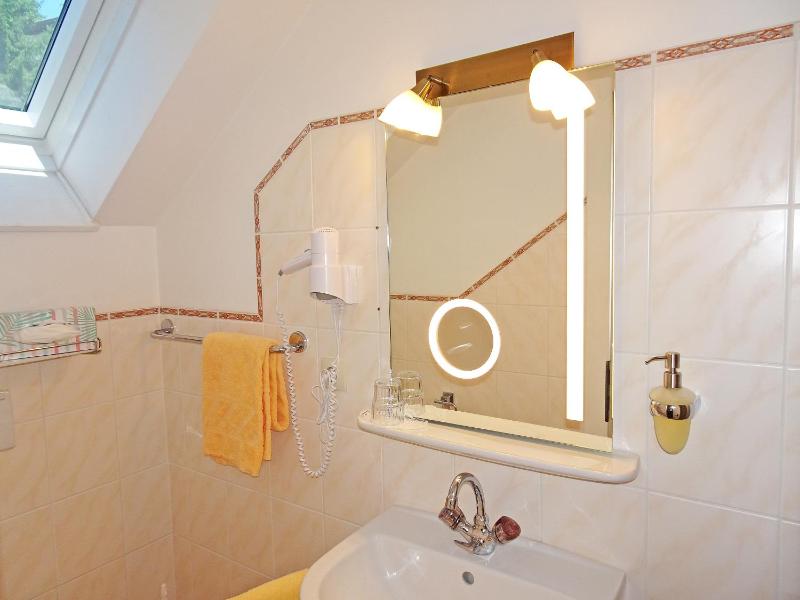 Small Twin Room image 3
