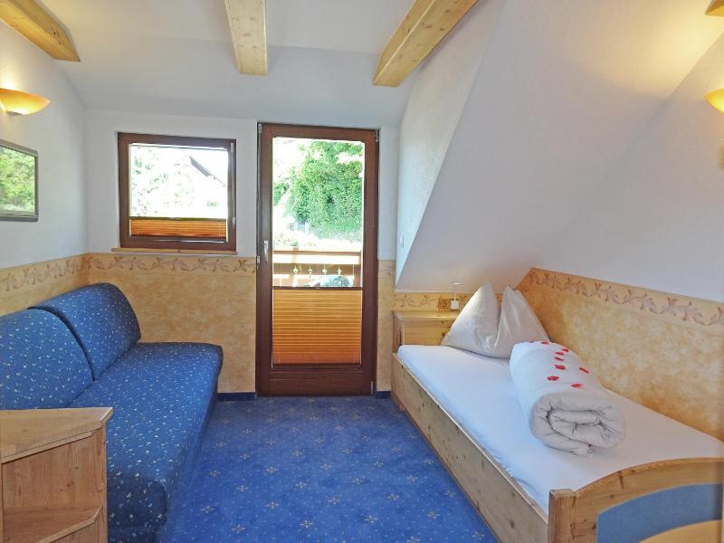 Small Twin Room image 1
