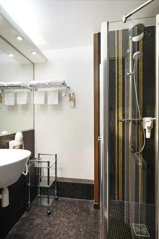 Standard Twin Room image 3