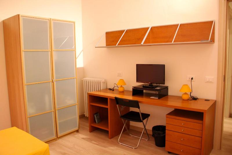 Twin Room with Bathroom image 3