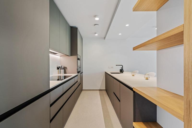 Spacious 6th-Floor Gem: Modernity Meets Comfort - image 12
