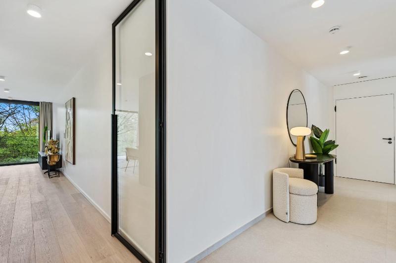 Spacious 6th-Floor Gem: Modernity Meets Comfort - image 11