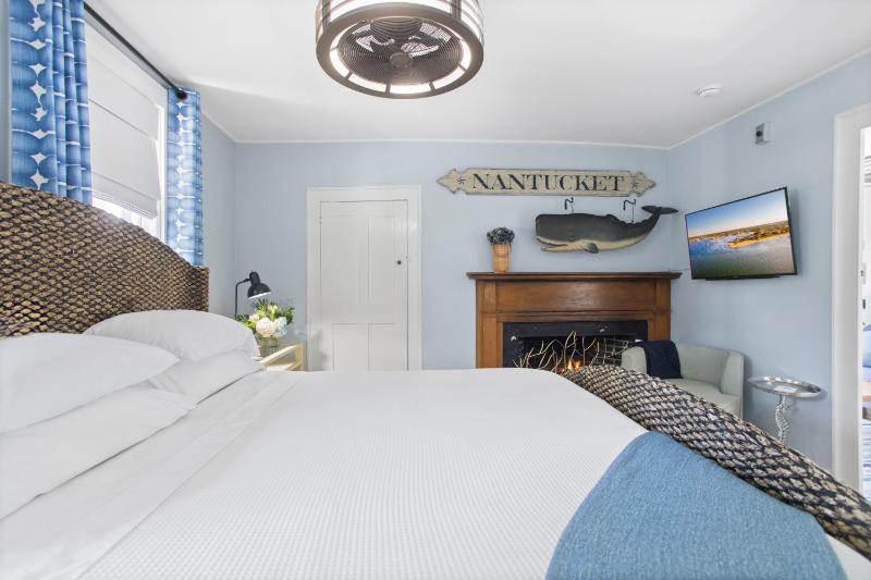 Deluxe King Suite image 4