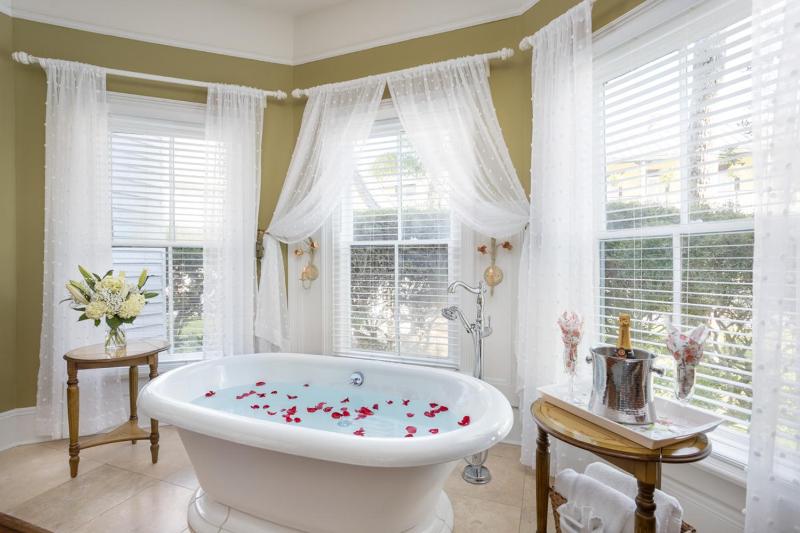 King Room with Bay Window - Caroline image 2