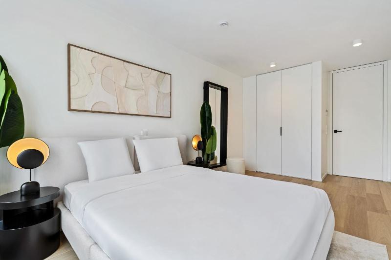 Upscale Urban Apartment Style & Comfort for Six - image 8