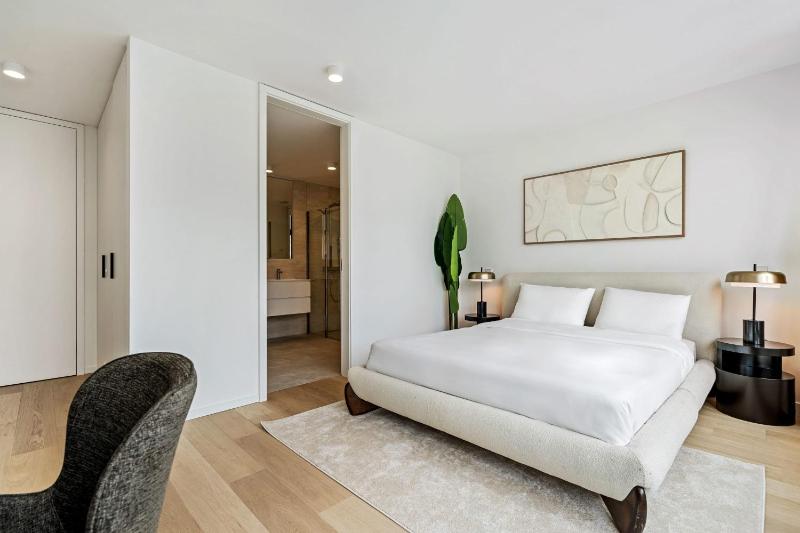 Upscale Urban Apartment Style & Comfort for Six - image 6