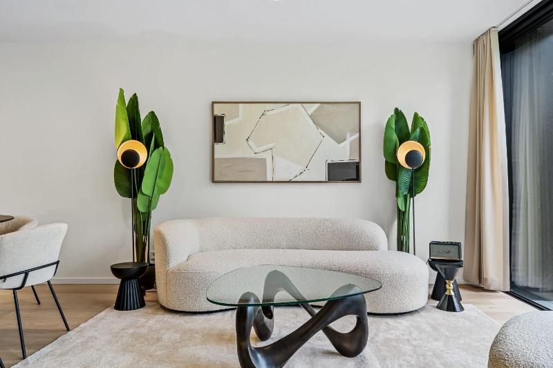 Upscale Urban Apartment Style & Comfort for Six - image 12