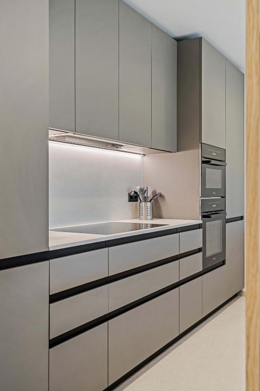 Upscale Urban Apartment Style & Comfort for Six - image 10