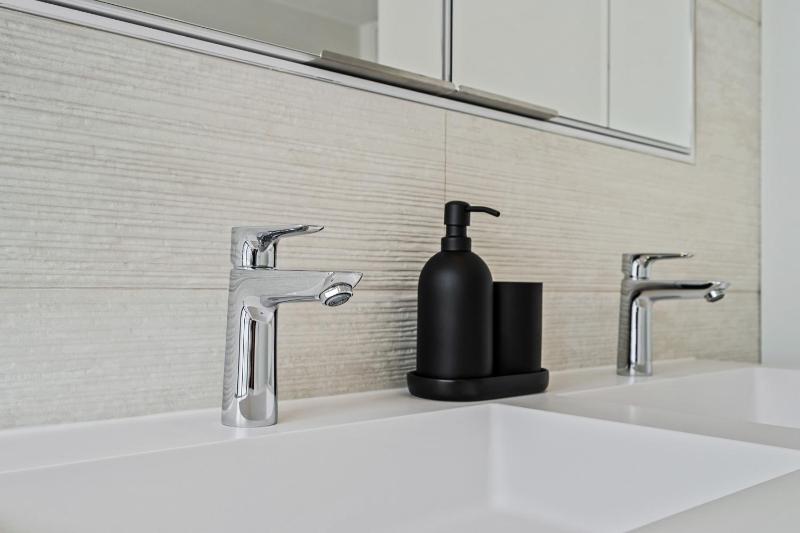 Upscale Urban Apartment Style & Comfort for Six - image 5