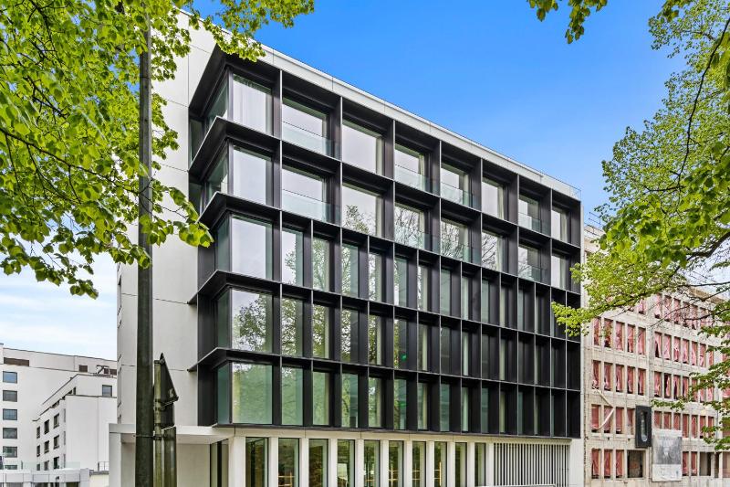 Upscale Urban Apartment Style & Comfort for Six - image 4