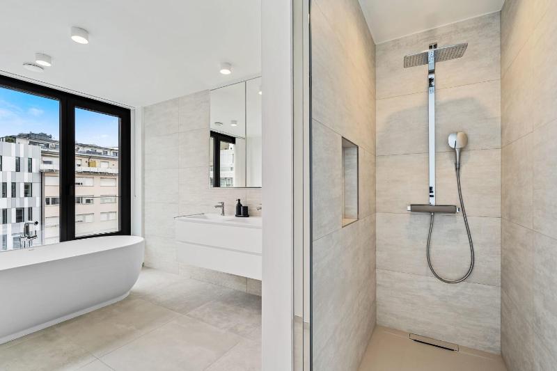 Upscale Urban Apartment Style & Comfort for Six - image 11