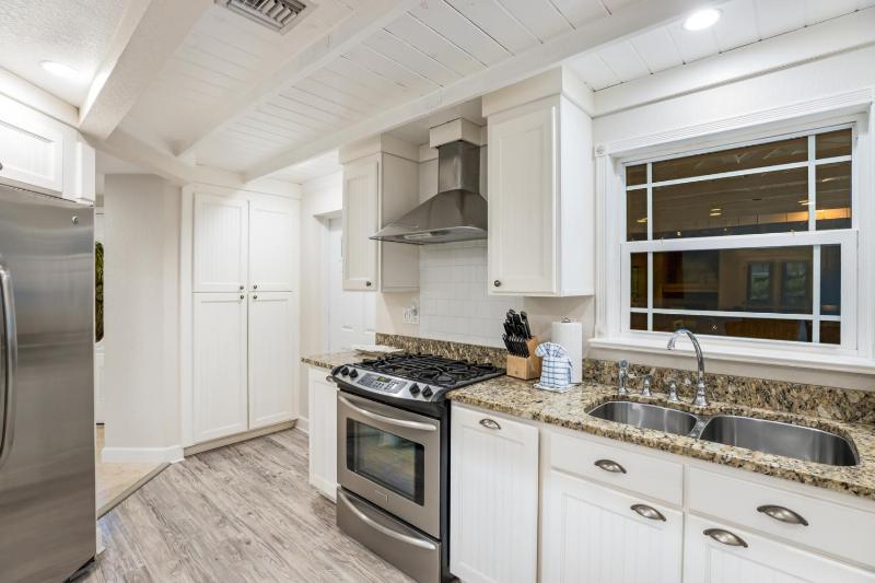 A Reel Beauty - 2 Blocks to Beach! Pool Spa Putting Green by Anna Maria Life Vacation Rentals - image 7