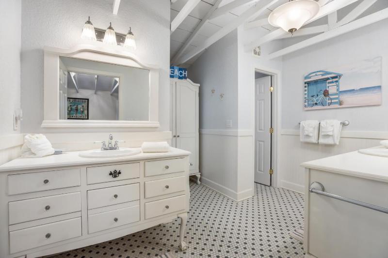 A Reel Beauty - 2 Blocks to Beach! Pool Spa Putting Green by Anna Maria Life Vacation Rentals - image 2
