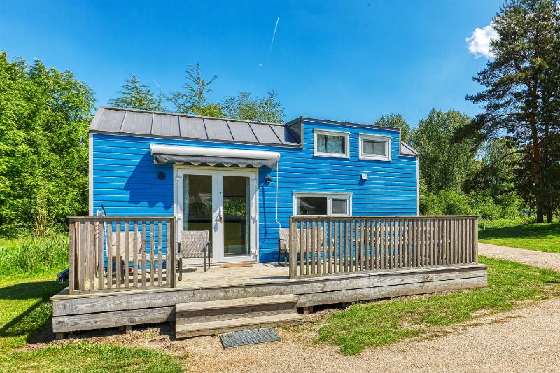 Blauwe Tiny House 6 persoons Images