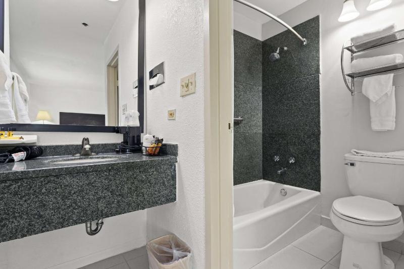 King Suite with Spa Bath - Non-Smoking image 2
