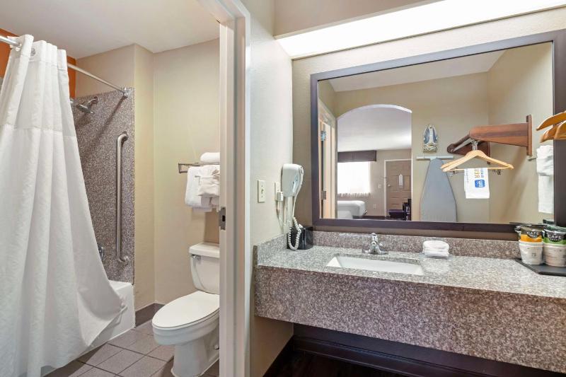 Queen Room with Two Queen Beds - Upper Floor/Interior Entrance image 2