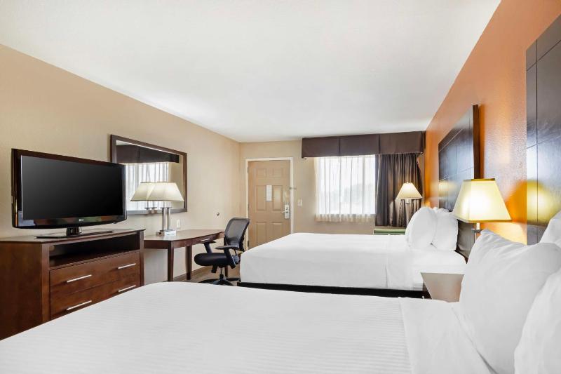 Queen Room with Two Queen Beds - Upper Floor/Interior Entrance image 3