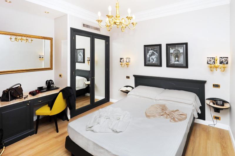 Small Double Room image 4