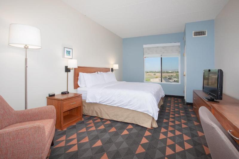 Standard King Room image 2